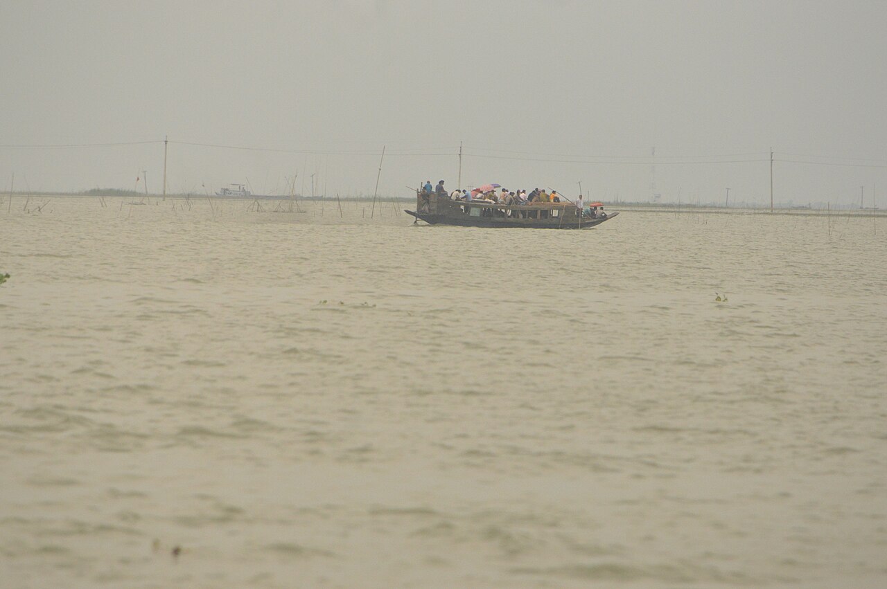 নিকলী হাওরে নৌকা চলাচল