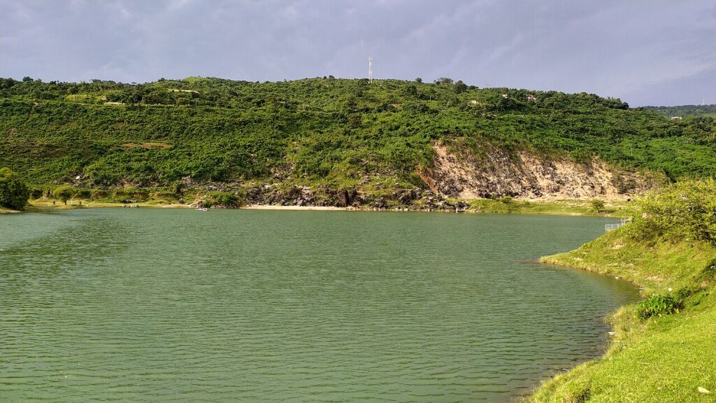 নিলাদ্রি লেকের ঘন নীল পানি ও পেছনে মেঘালয়ের পাহাড়, টেকেরঘাট, সুনামগঞ্জ