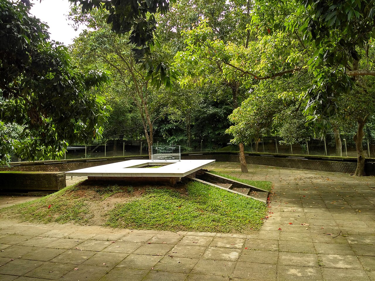 নুহাশ পল্লীতে হুমায়ূন আহমেদের সমাধি, গাজীপুর
