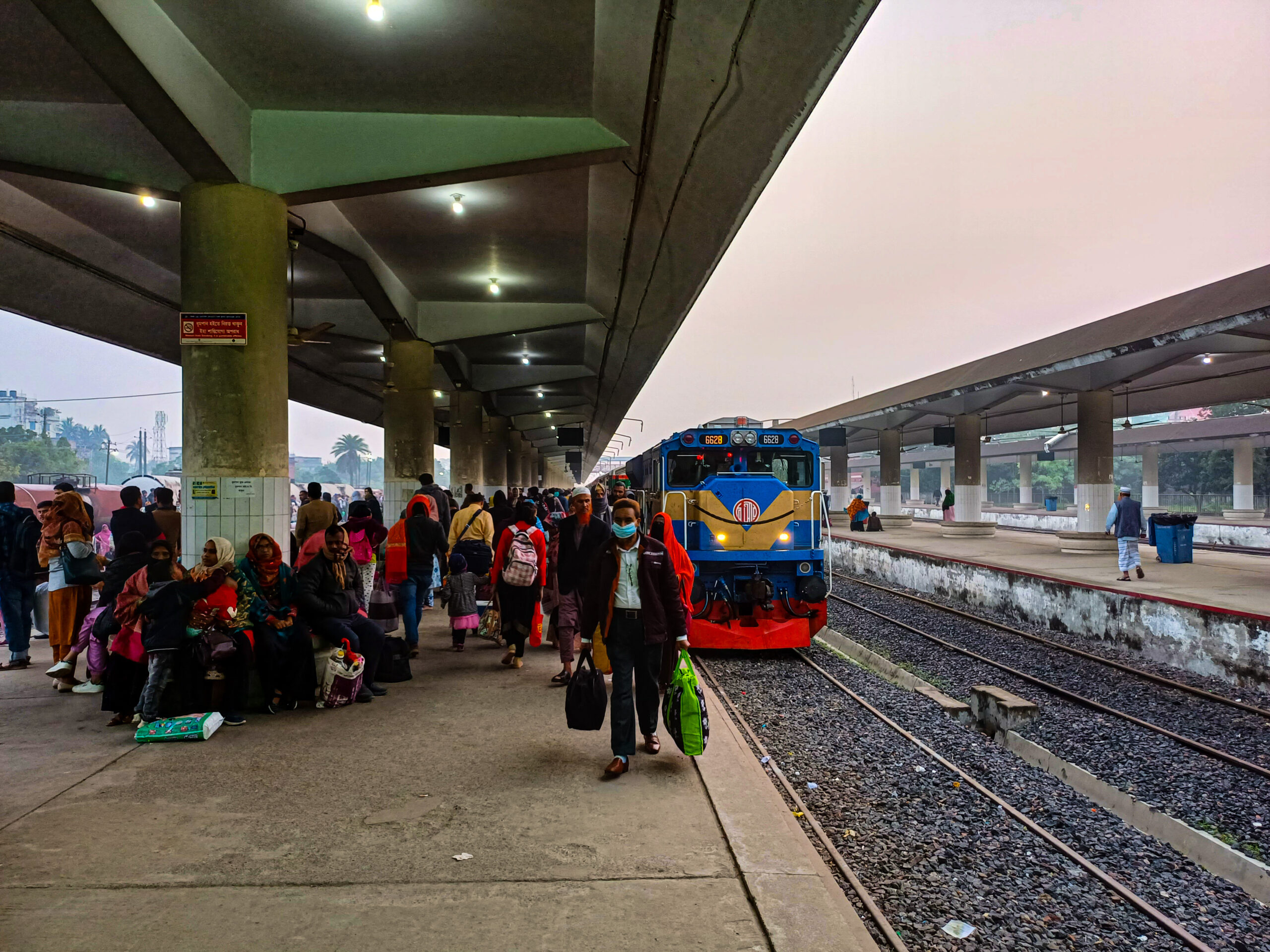 ব্যস্ত রাজশাহী রেলওয়ে স্টেশন