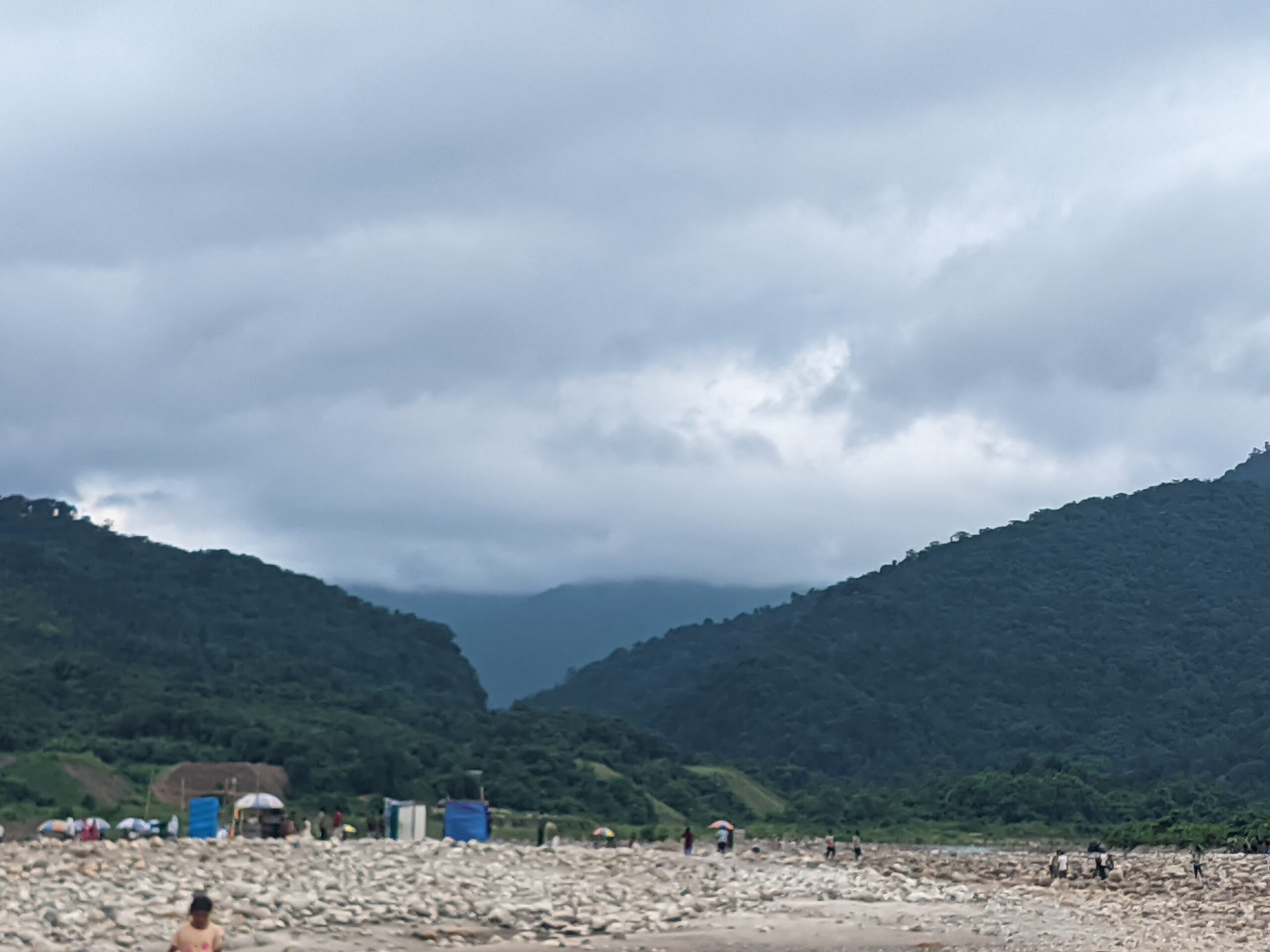 সাদা পাথরের মাঝ দিয়ে বয়ে চলা ধলাই নদীর স্রোত