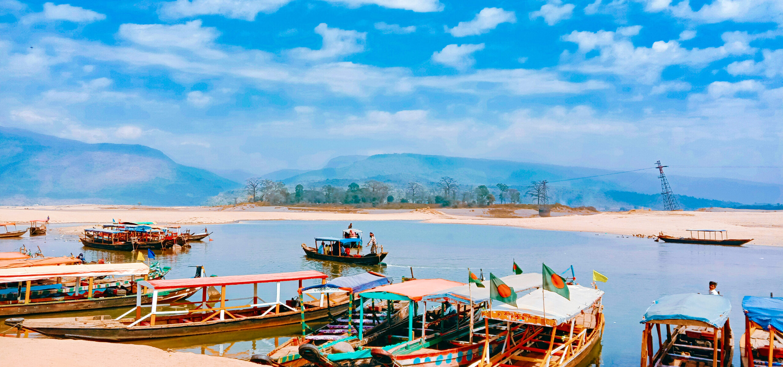 সাদাপাথরে পাথর বিছানো স্বচ্ছ অগভীর নদী