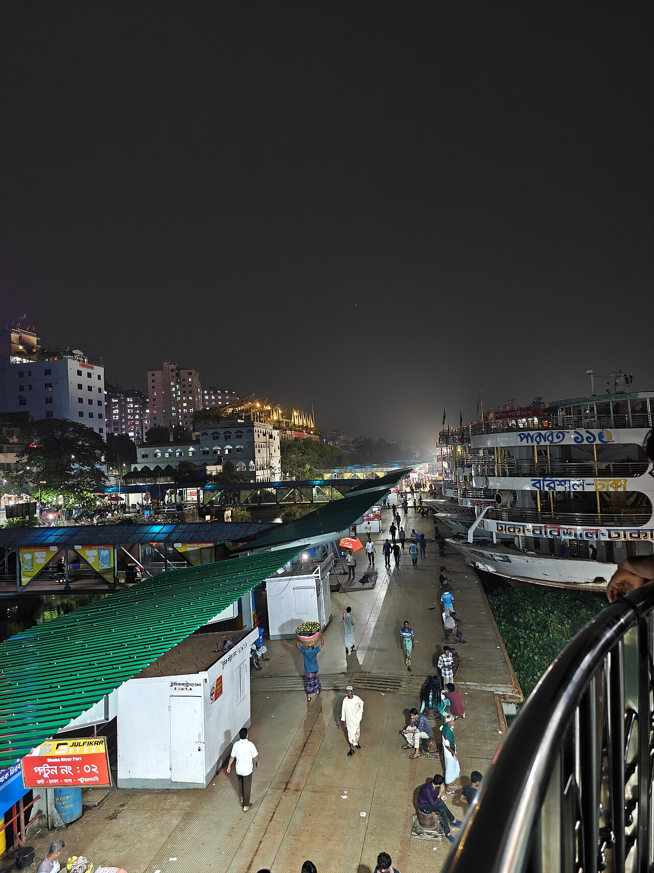 রাতের সদরঘাট লঞ্চ টার্মিনাল, ঢাকা