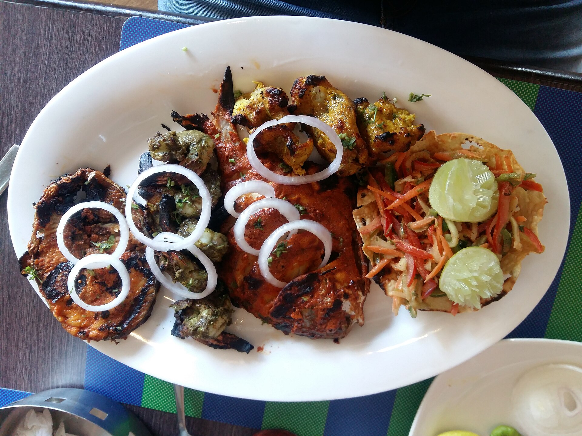 সেন্টমার্টিন খাবার গাইড: সামুদ্রিক মাছ, BBQ ও রেস্টুরেন্ট 3 সামুদ্রিক খাবারের BBQ প্ল্যাটার (প্রতিনিধিত্বমূলক ছবি)