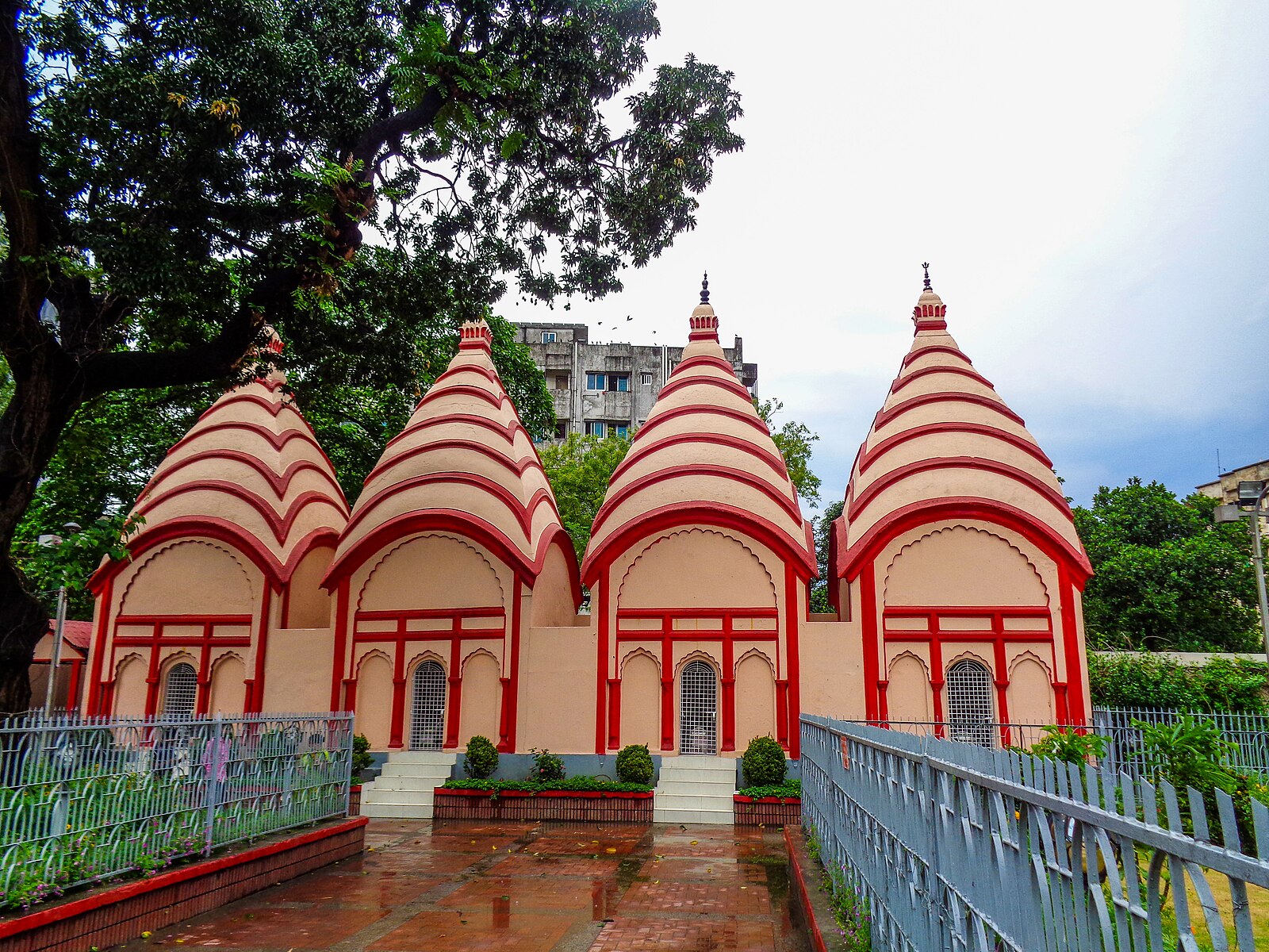 ঢাকেশ্বরী মন্দির ঢাকা: জাতীয় মন্দিরের ইতিহাস, স্থাপত্য ও ভ্রমণ গাইড 3 ঢাকেশ্বরী মন্দিরের সারিবদ্ধ শিব মন্দির