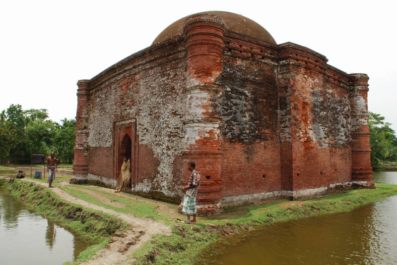 চুনাখোলা মসজিদ, বাগেরহাট: ষাট গম্বুজের পাশে ধানখেতের মাঝে ১৫ শতকের এক গম্বুজের মসজিদ 2 পাশ থেকে দেখা চুনাখোলা মসজিদ, গম্বুজ ও পুকুর