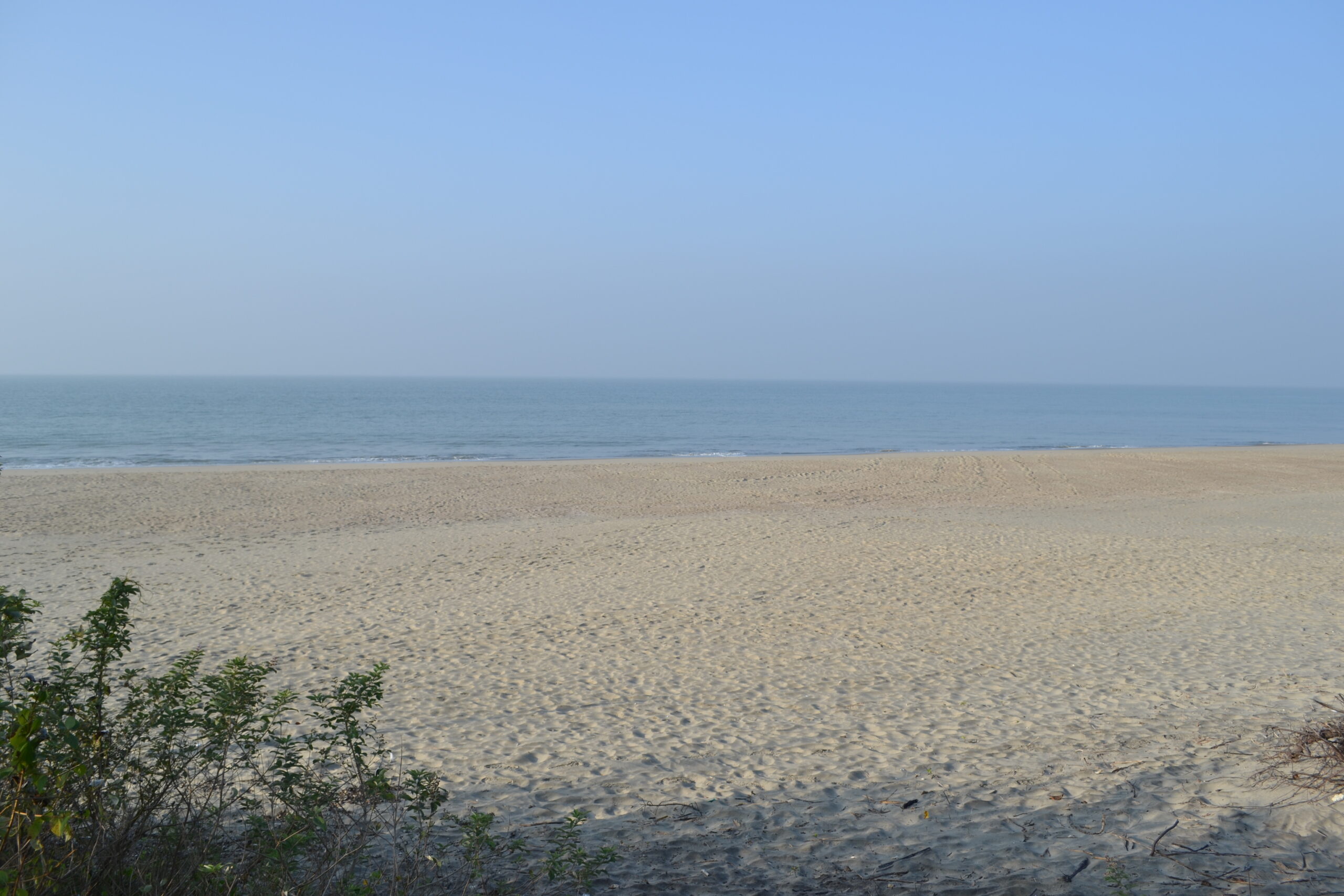 মহেশখালী দ্বীপ ভ্রমণ গাইড: যাওয়ার উপায়, খরচ ও দর্শনীয় স্থান 3 সোনাদিয়া দ্বীপের সৈকত
