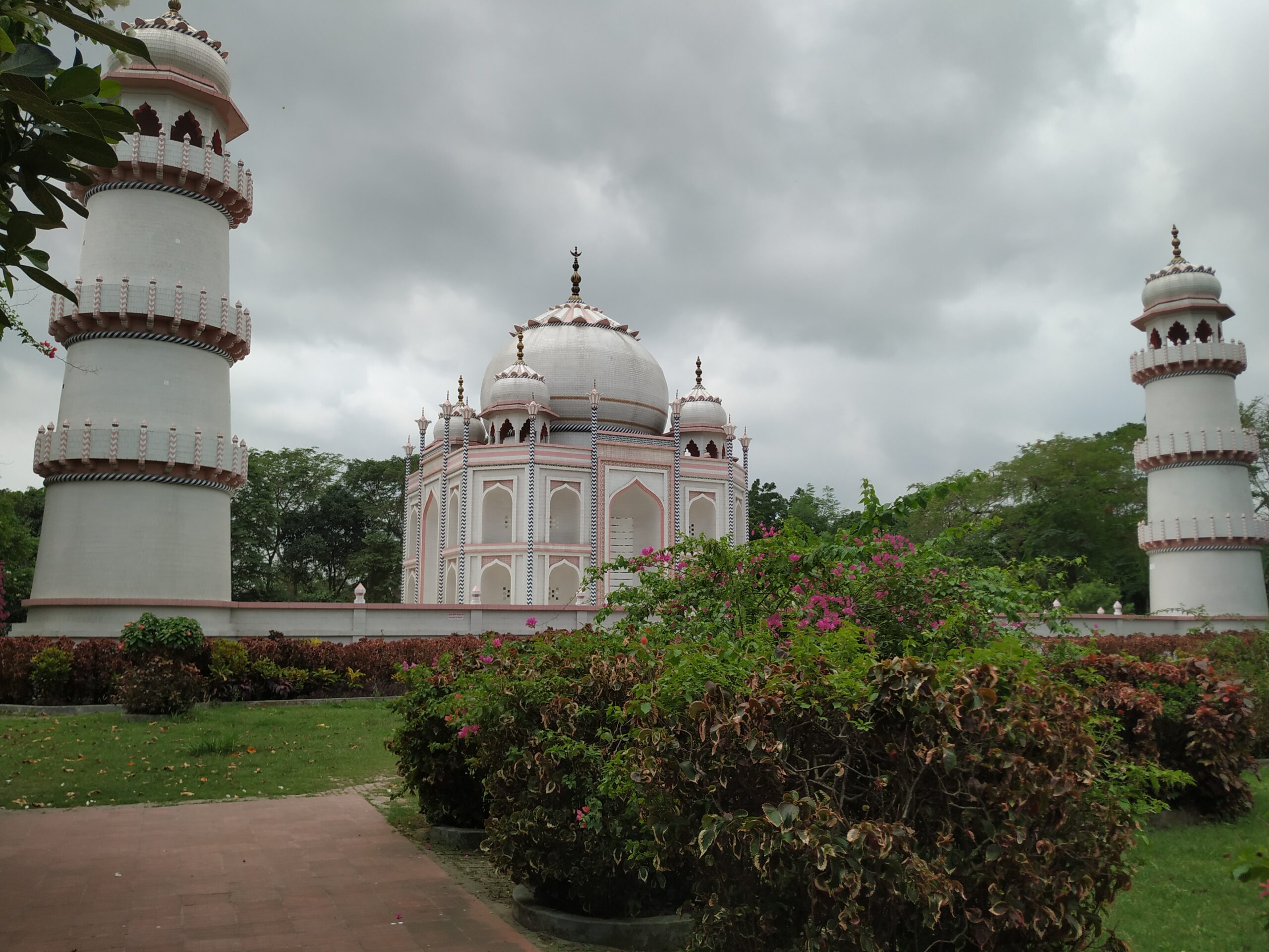বাংলার তাজমহল: সোনারগাঁও ভ্রমণের সম্পূর্ণ গাইড 2 বাংলার তাজমহল বাগান ও চত্বর