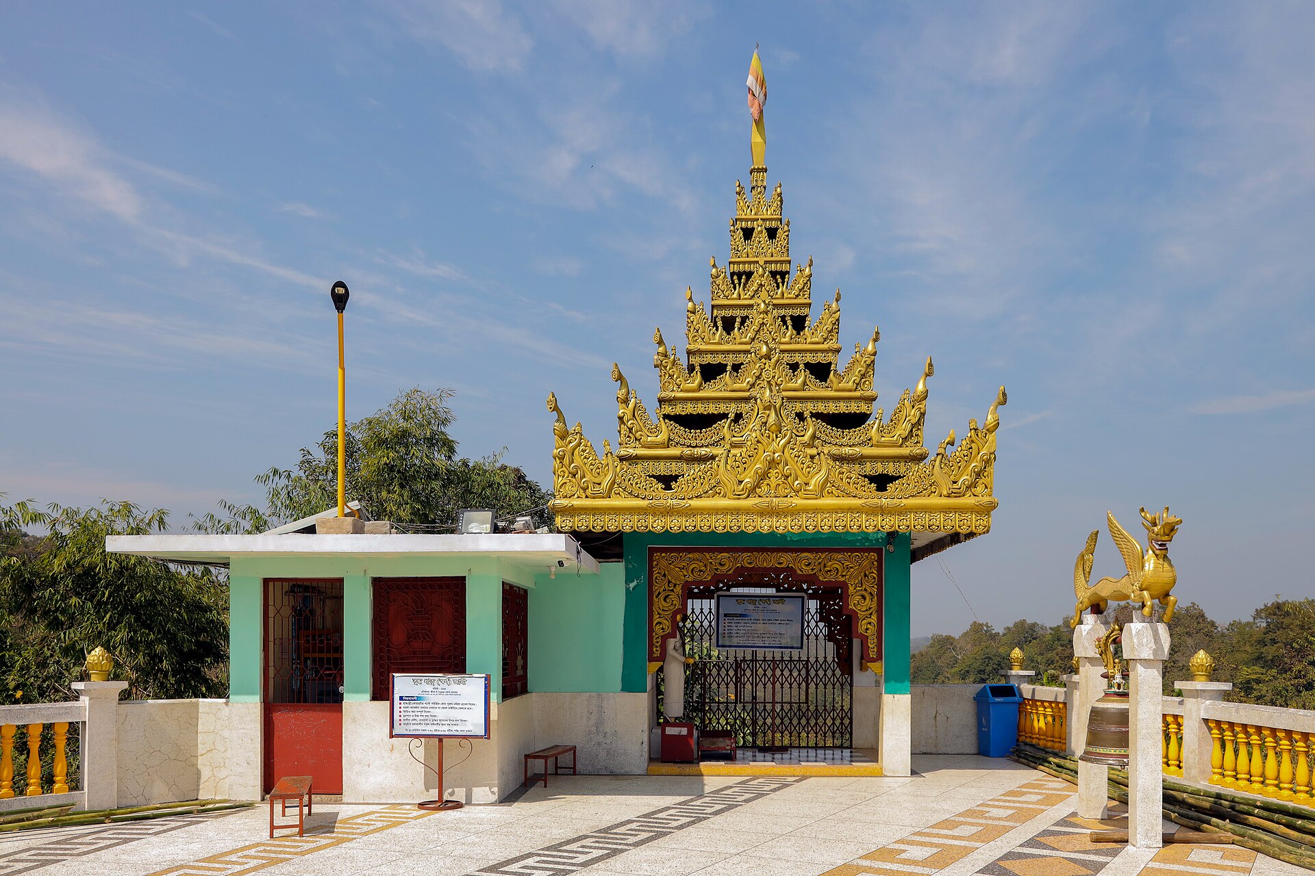 স্বর্ণমন্দির চত্বর থেকে পাহাড়ি দৃশ্য